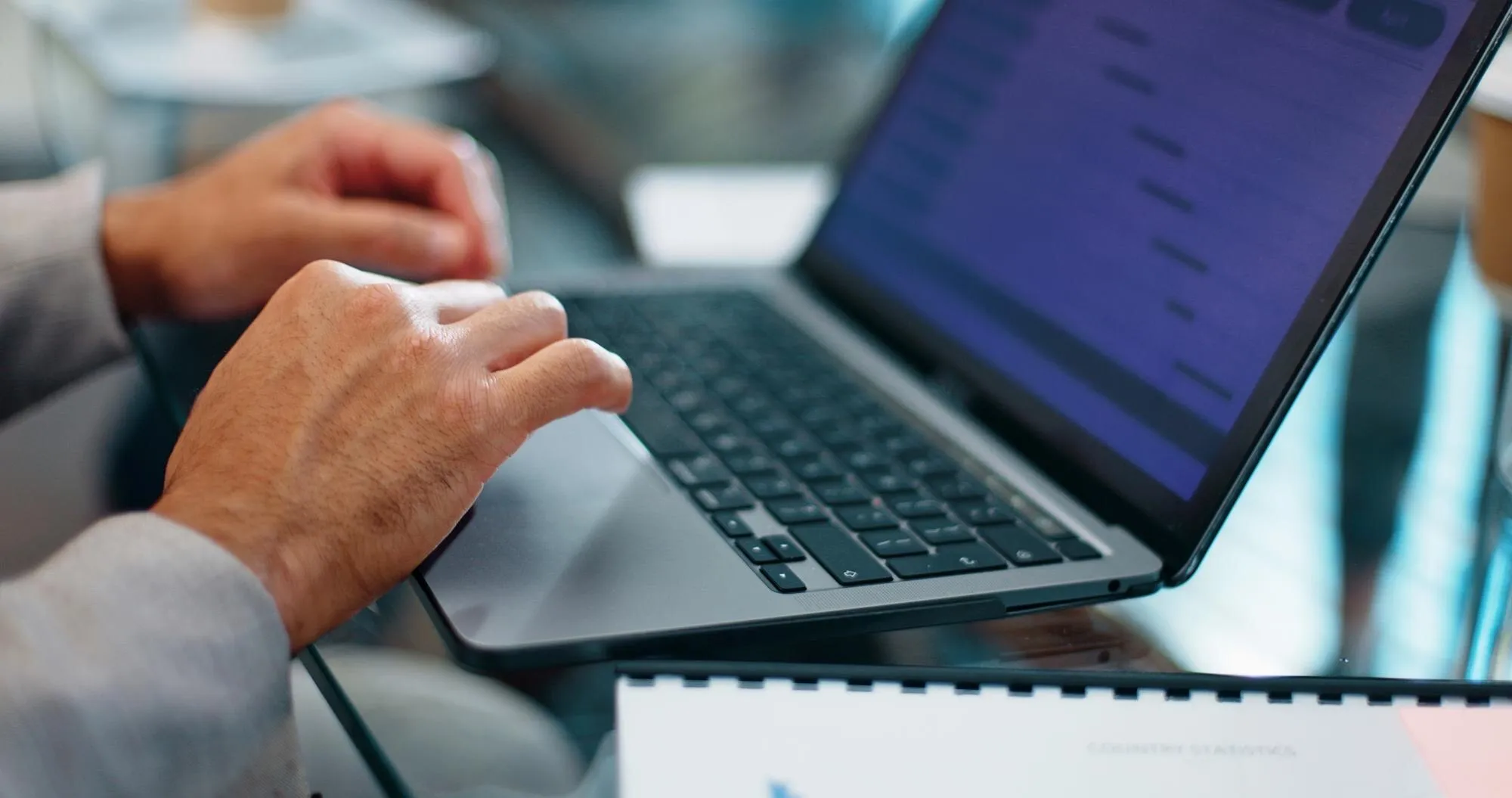 Keyword-Strategie: Suchleiste über der Tastatur eines Laptops