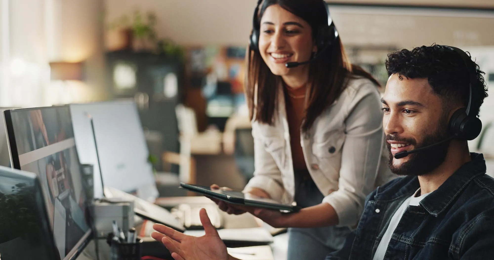 SAP-Support-Team mit Headsets bei der Ticketbearbeitung