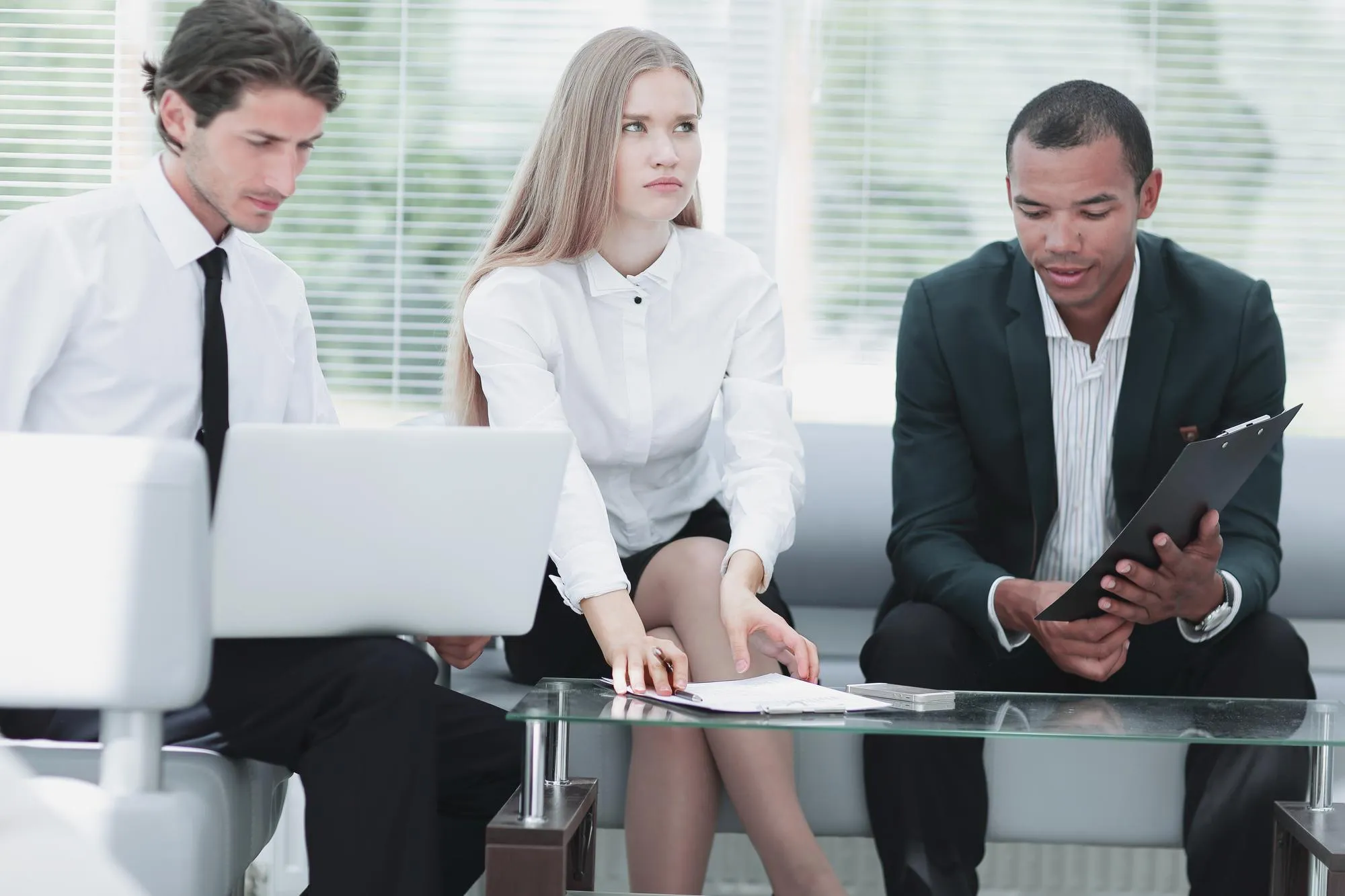 Vertrauliche Projektbesprechung mit Unterlagen im professionellen Umfeld