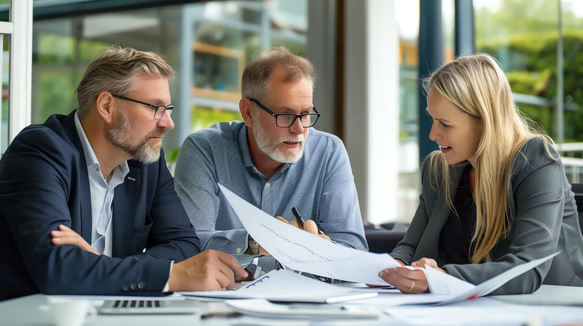 Projektbesprechung mit Unterlagen im formellen Rahmen