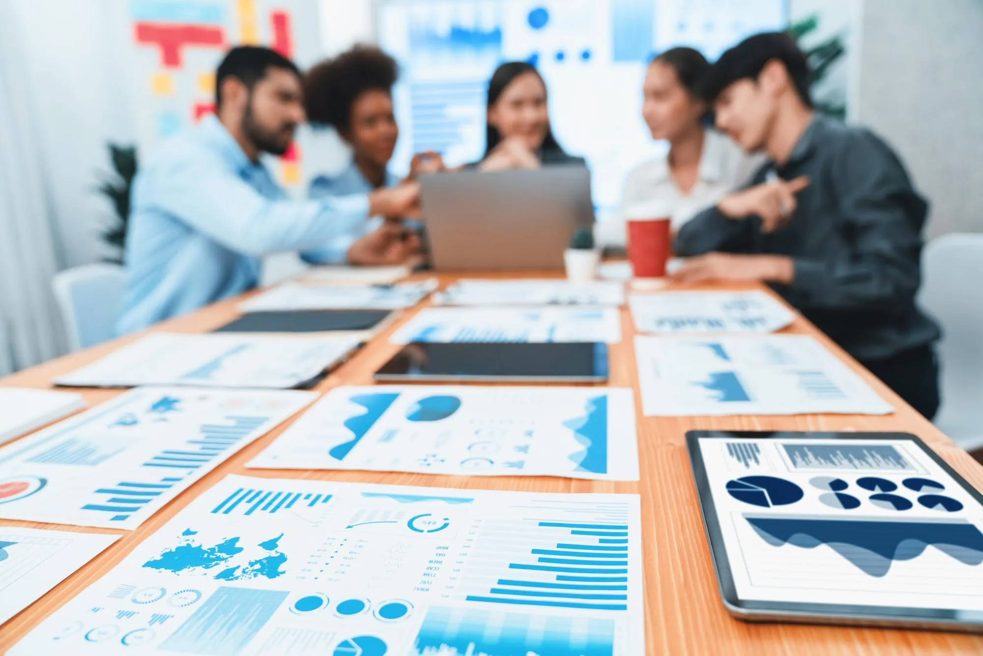 Team analysiert Finanzkennzahlen und Auswertungen am Besprechungstisch