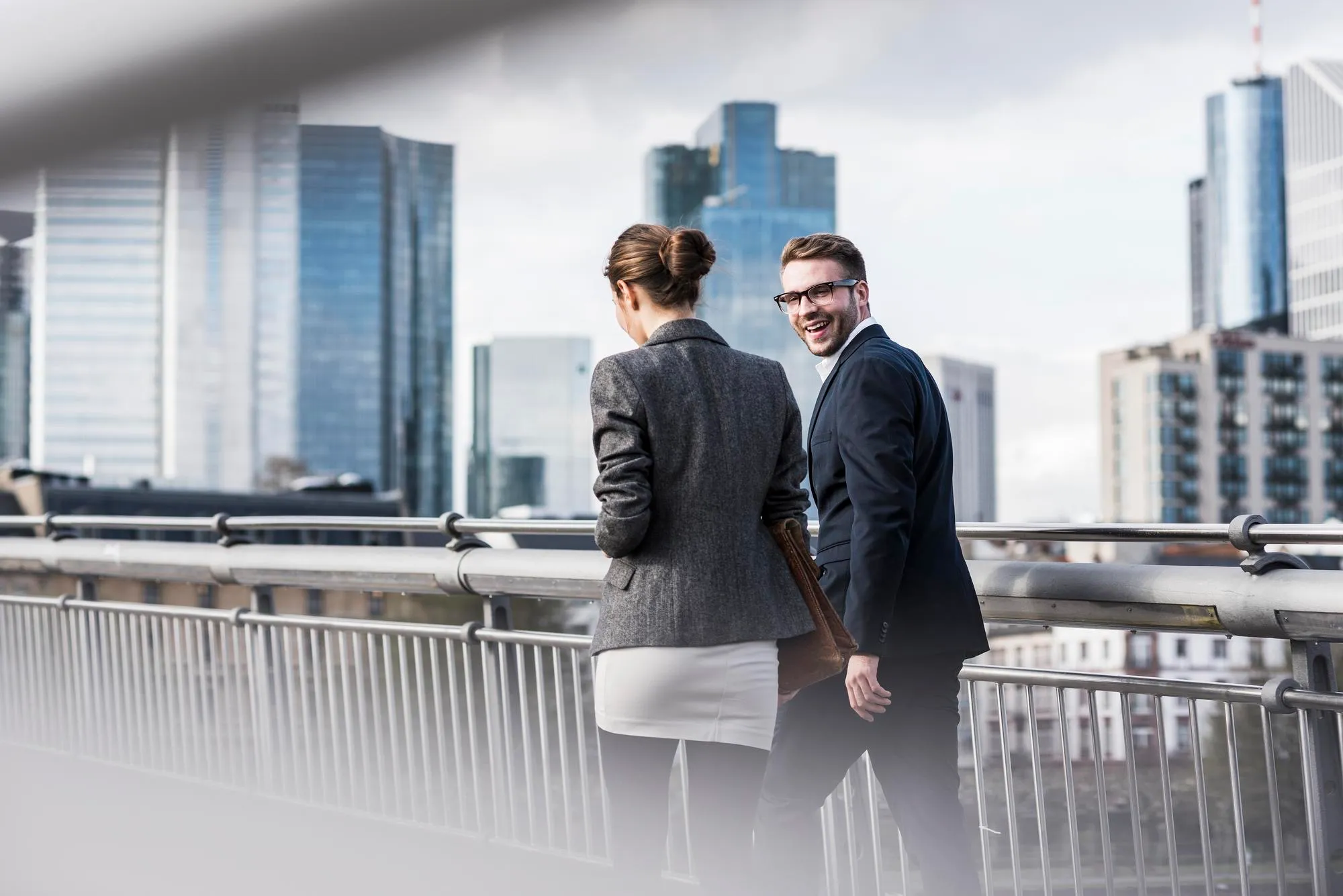 IT-Dienstleister in Frankfurt am Main: Geschäftsleute vor der Frankfurter Skyline