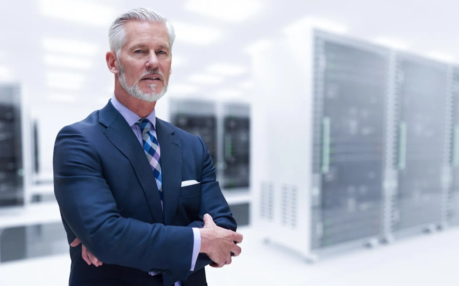 Die Investitionsfrage: Geschäftsführer vor Server-Racks: kaufen oder in die Cloud?
