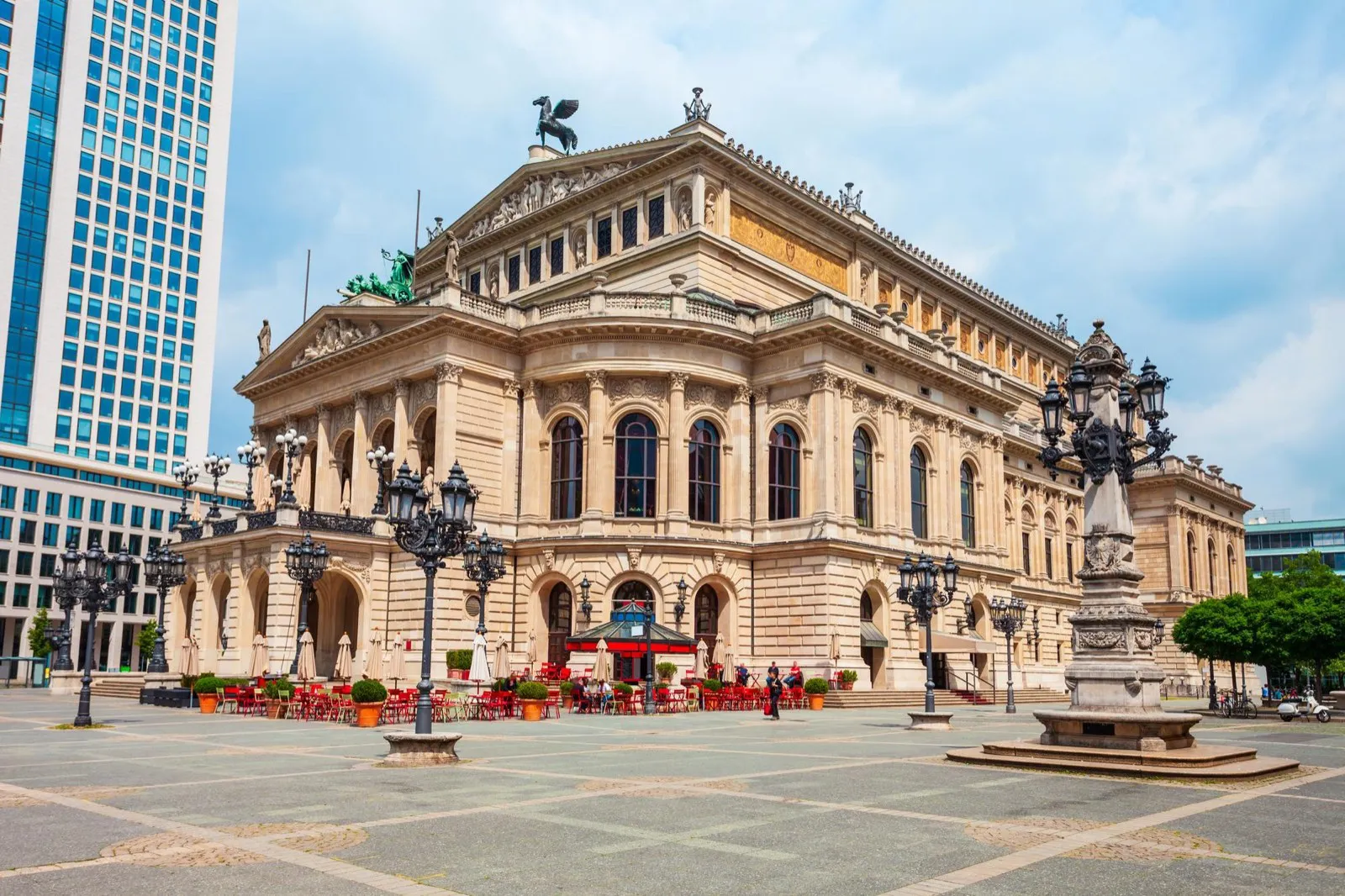 Die Alte Oper am Opernplatz in Frankfurt am Main, wenige Gehminuten von unserem Standort
