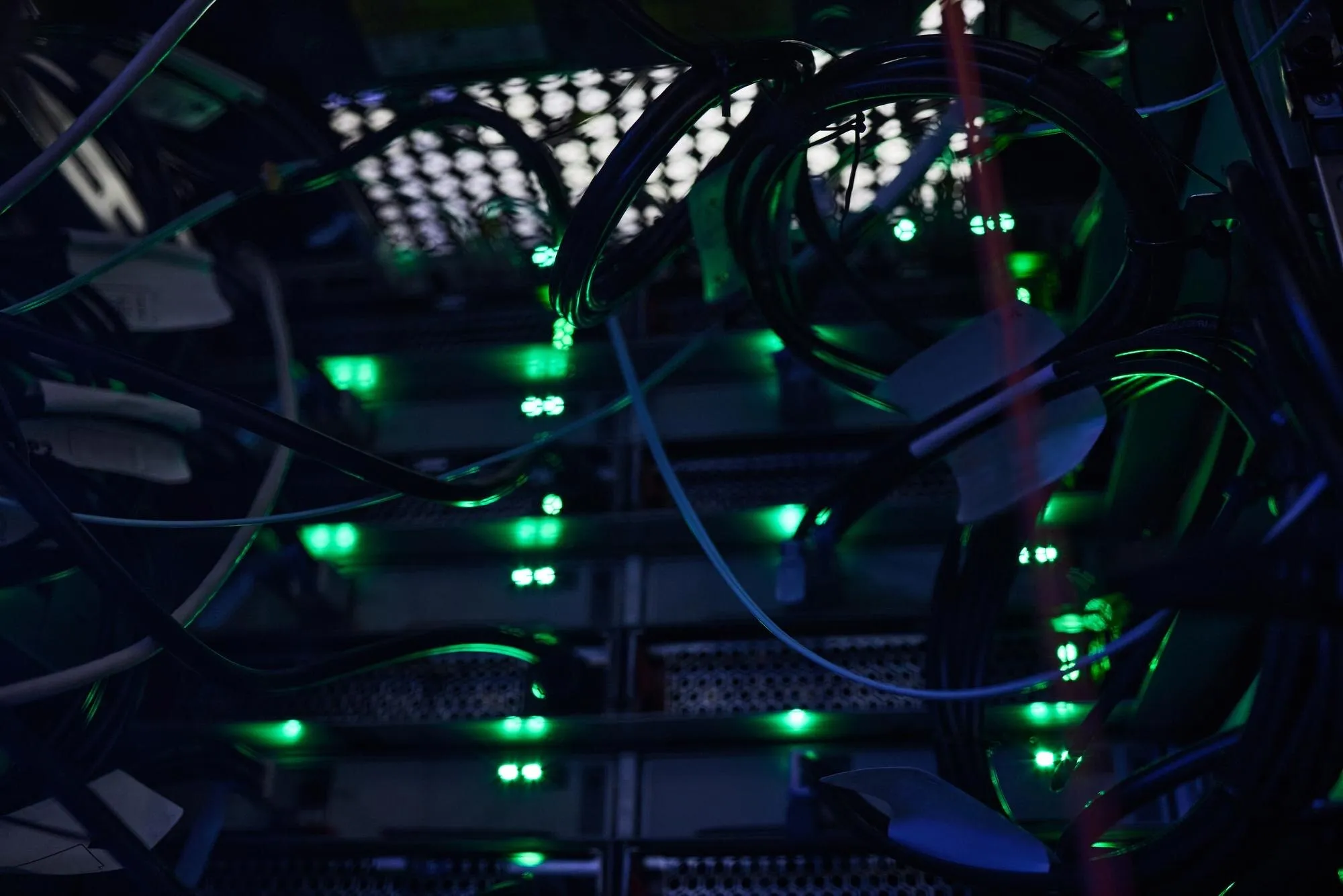 Cloud-Infrastruktur statt Server-Investition: IT-Spezialisten im Rechenzentrum