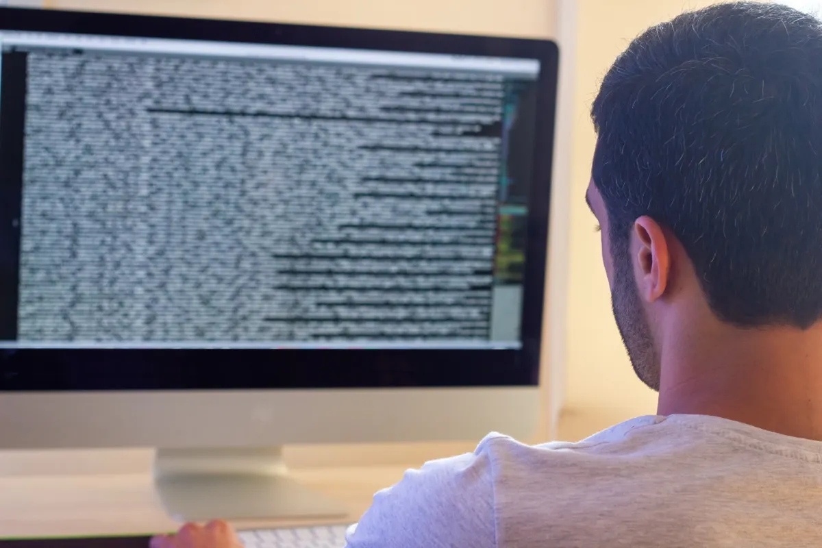 Strukturierte Daten: Entwickler arbeitet an maschinenlesbarem Code am Monitor