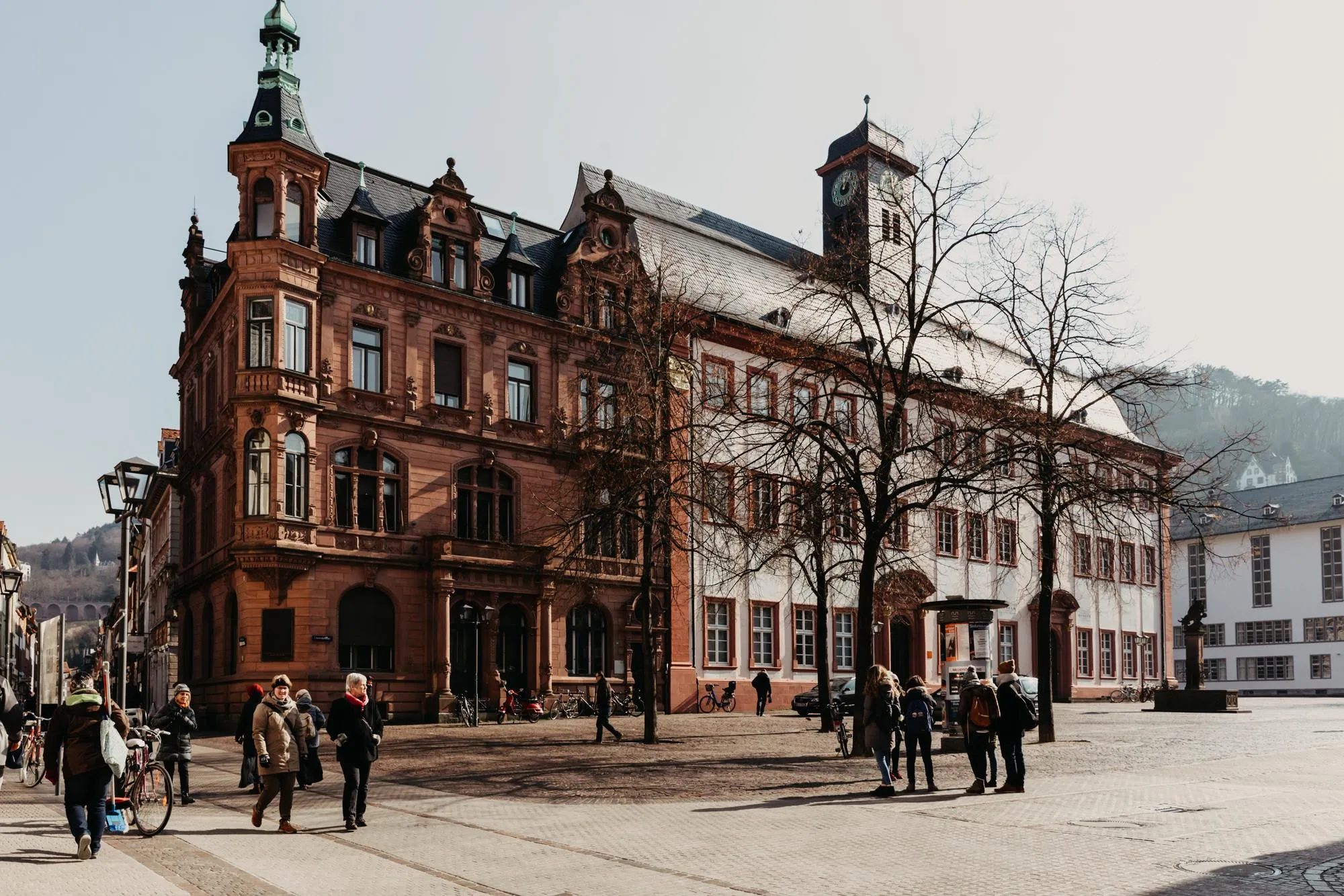 Historische Universitätsgebäude und Passanten in der Innenstadt: Geschäftsalltag in einer mittelhessischen Universitätsstadt