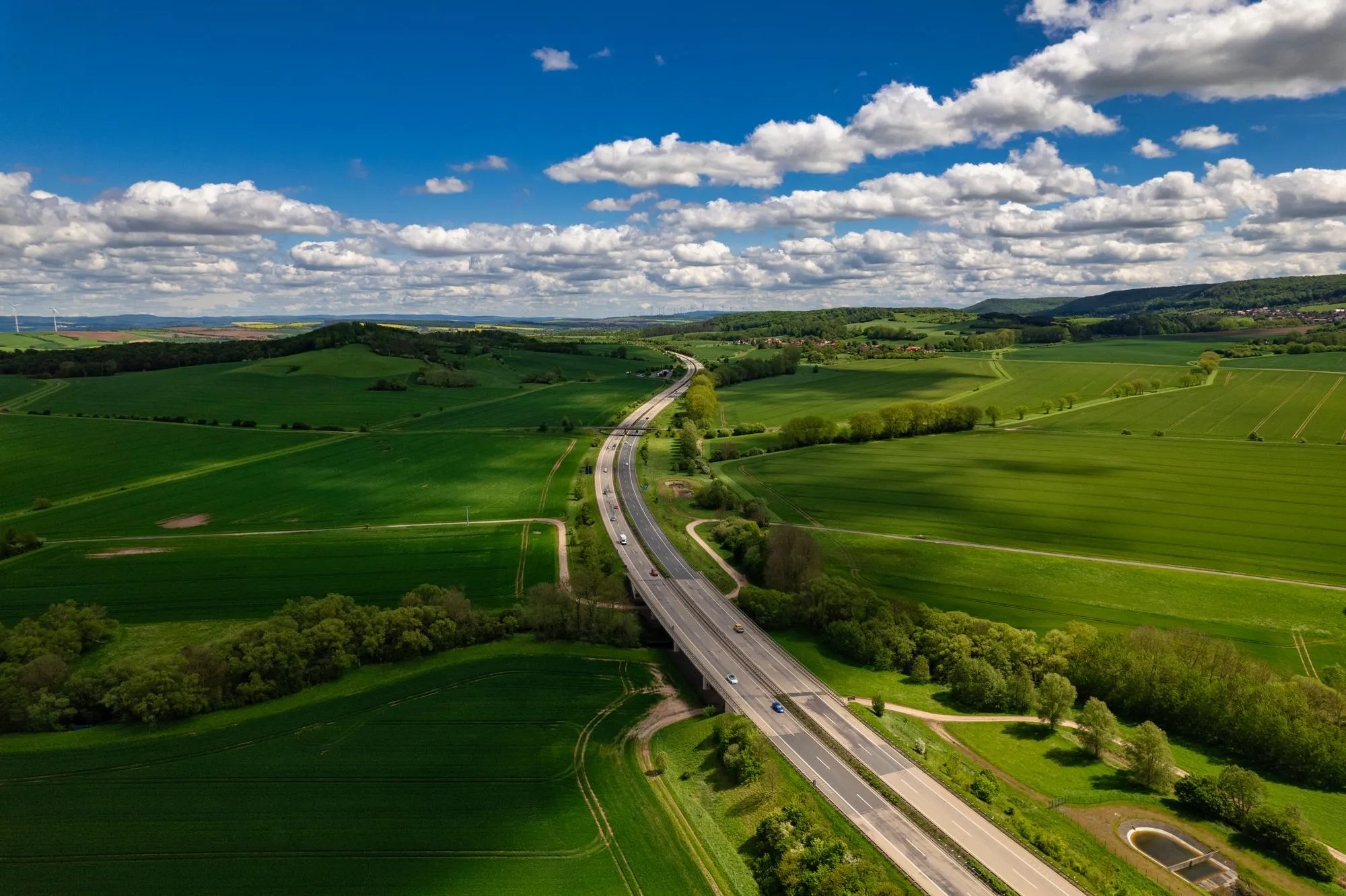 Autobahn durch die grüne mittelhessische Landschaft: kurze Wege in der Delivery-Region