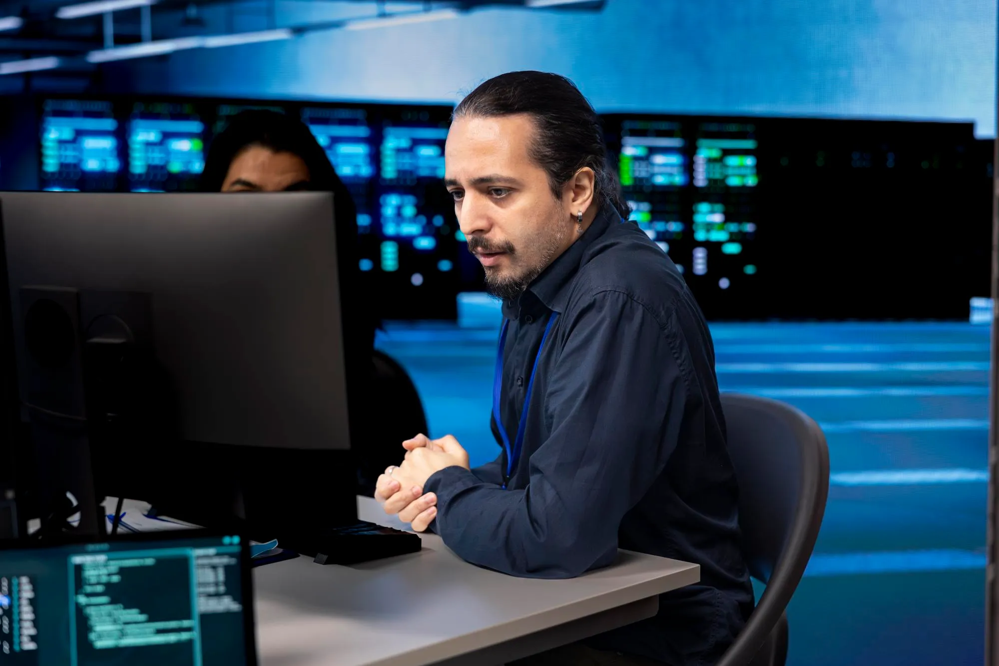 IT-Spezialisten analysieren Systeme im Rechenzentrum: Wiederherstellung nach einem Angriff