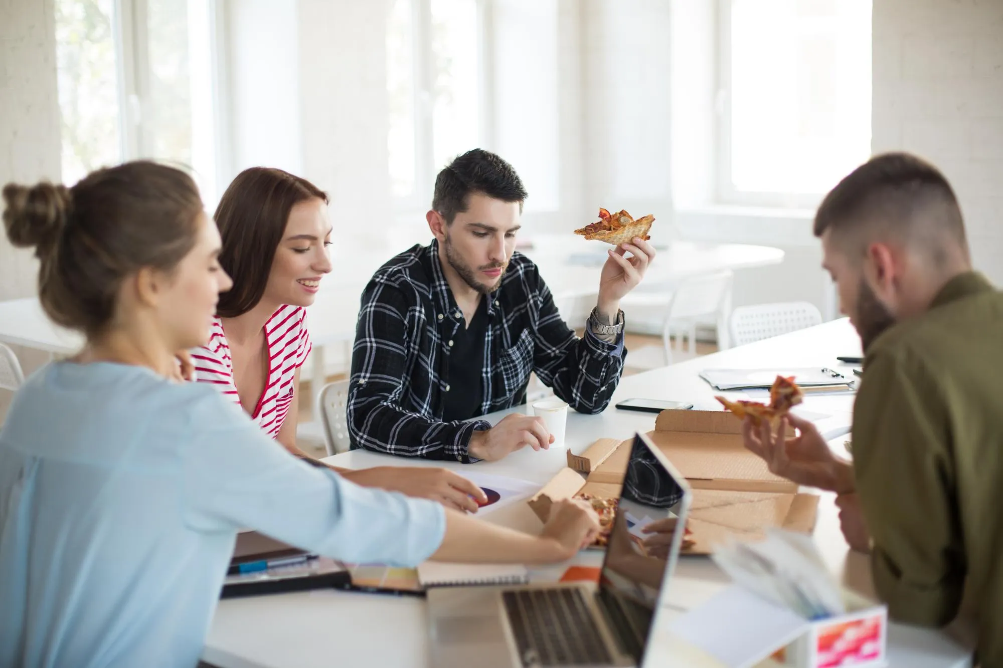 Gemeinsames Essen im Team – gelebtes Miteinander bei Staufenberg Advisory