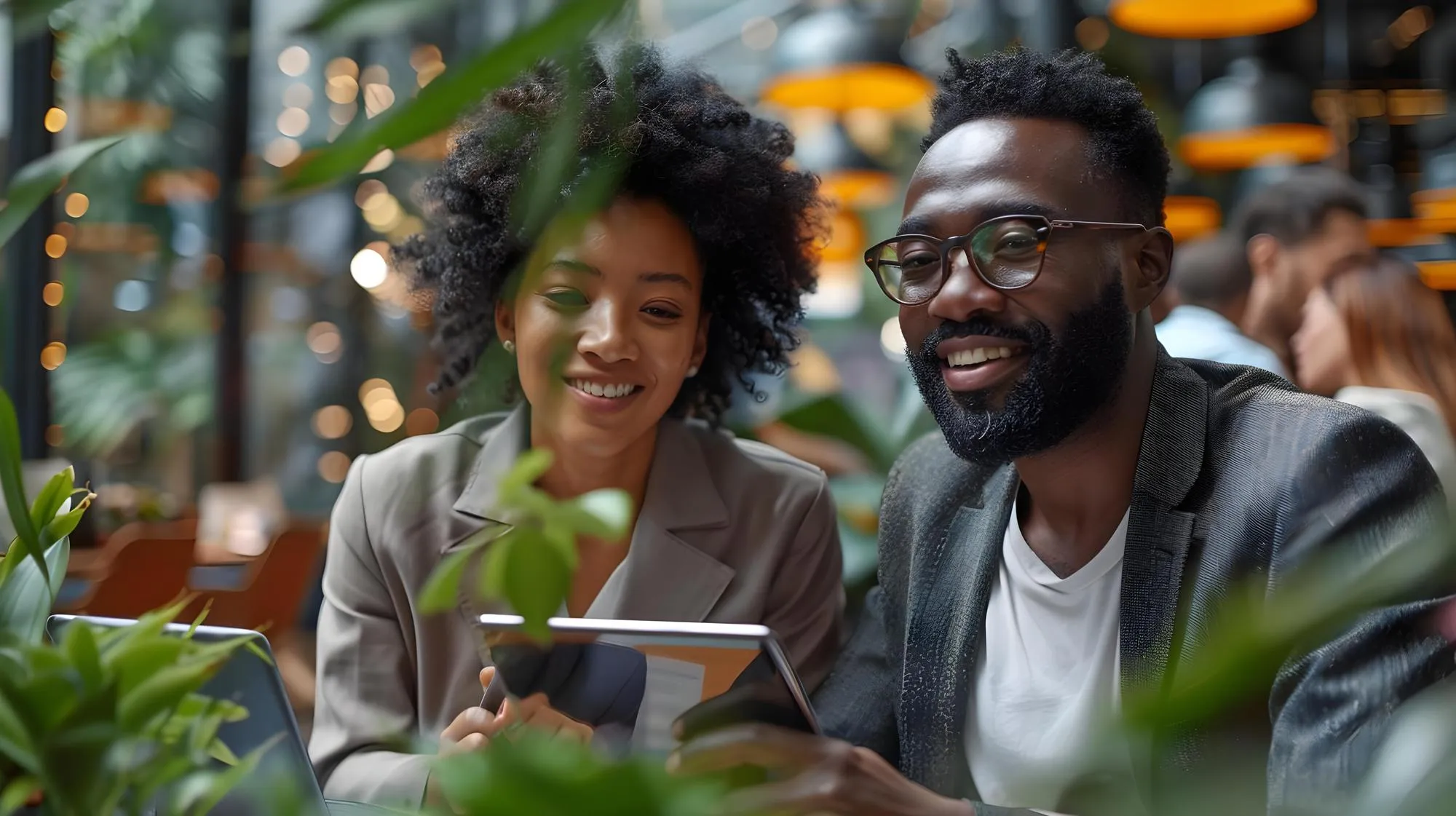Team arbeitet gemeinsam an digitalen Prozessen mit Tablets