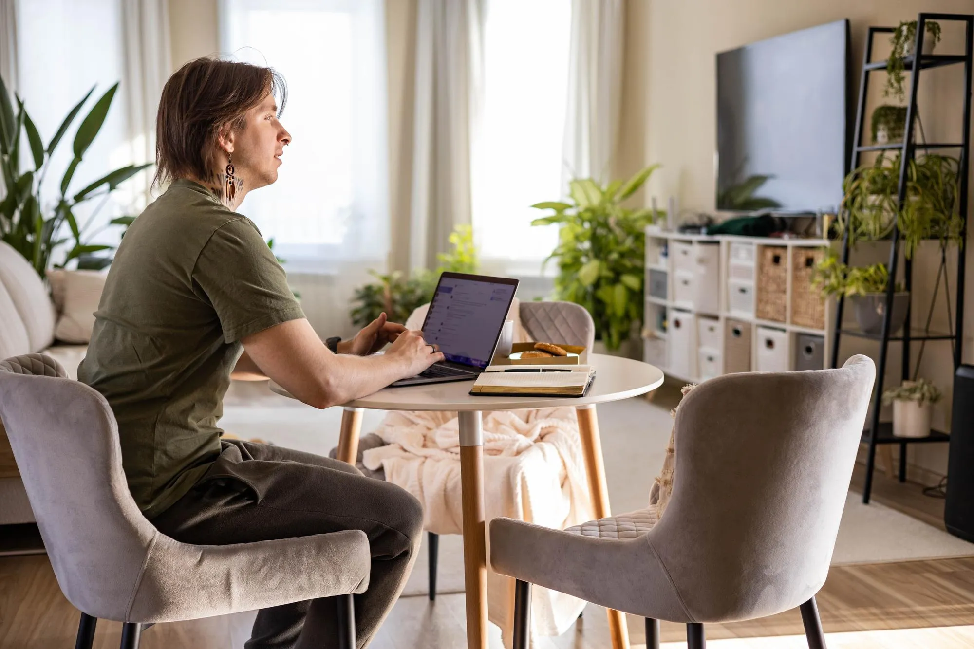 Person arbeitet ortsunabhängig am Laptop im Homeoffice