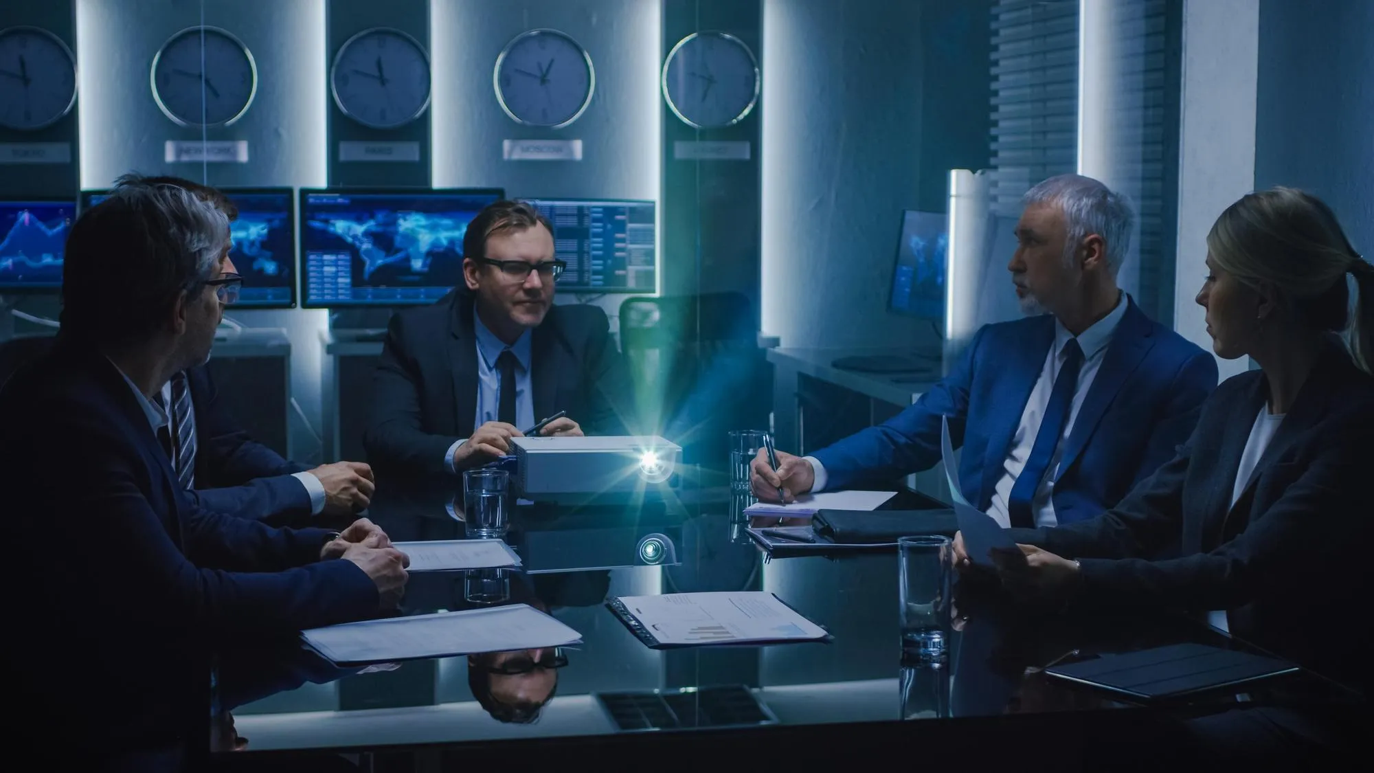 Führungsrunde im Besprechungsraum: Cybersicherheit als Leitungsaufgabe unter NIS2
