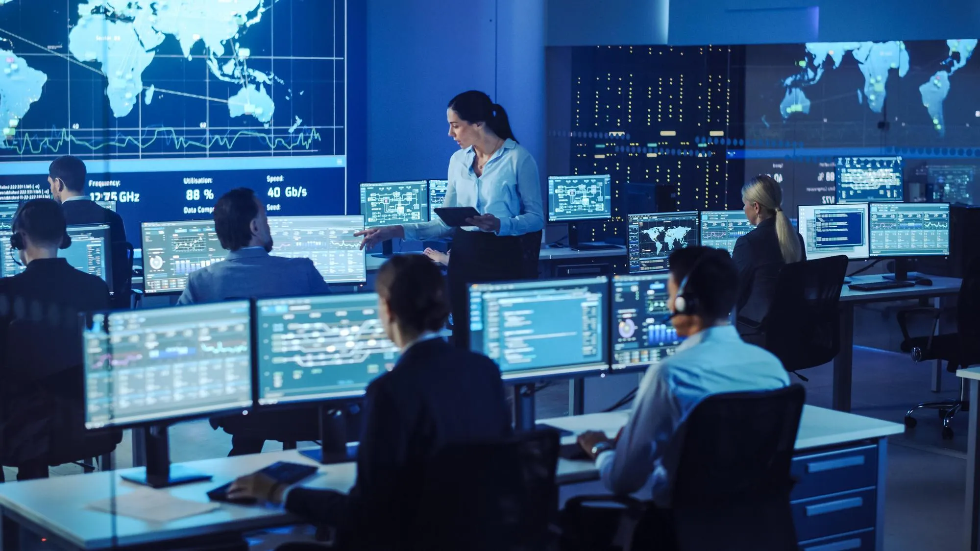 IT-Team im Kontrollraum: NIS2-Maßnahmen im laufenden Betrieb umgesetzt und überwacht