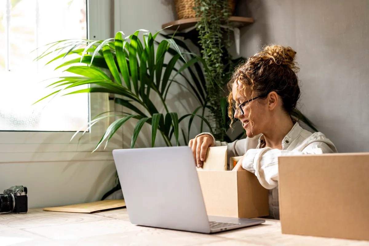 Schneller Start im Direktvertrieb: Unternehmerin verpackt Bestellungen am Laptop