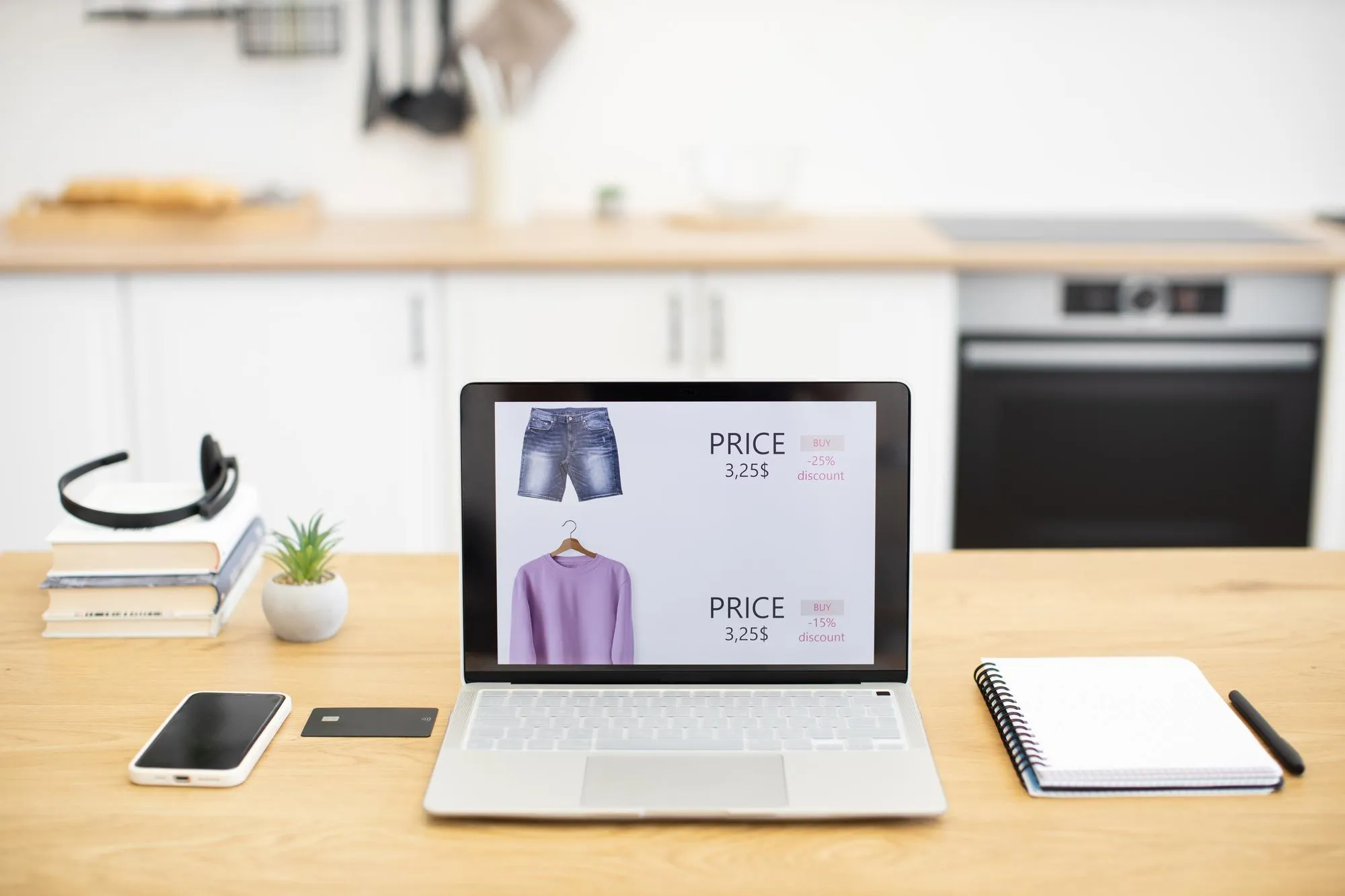 Laptop zeigt einen modernen Online-Shop mit Produktlisting