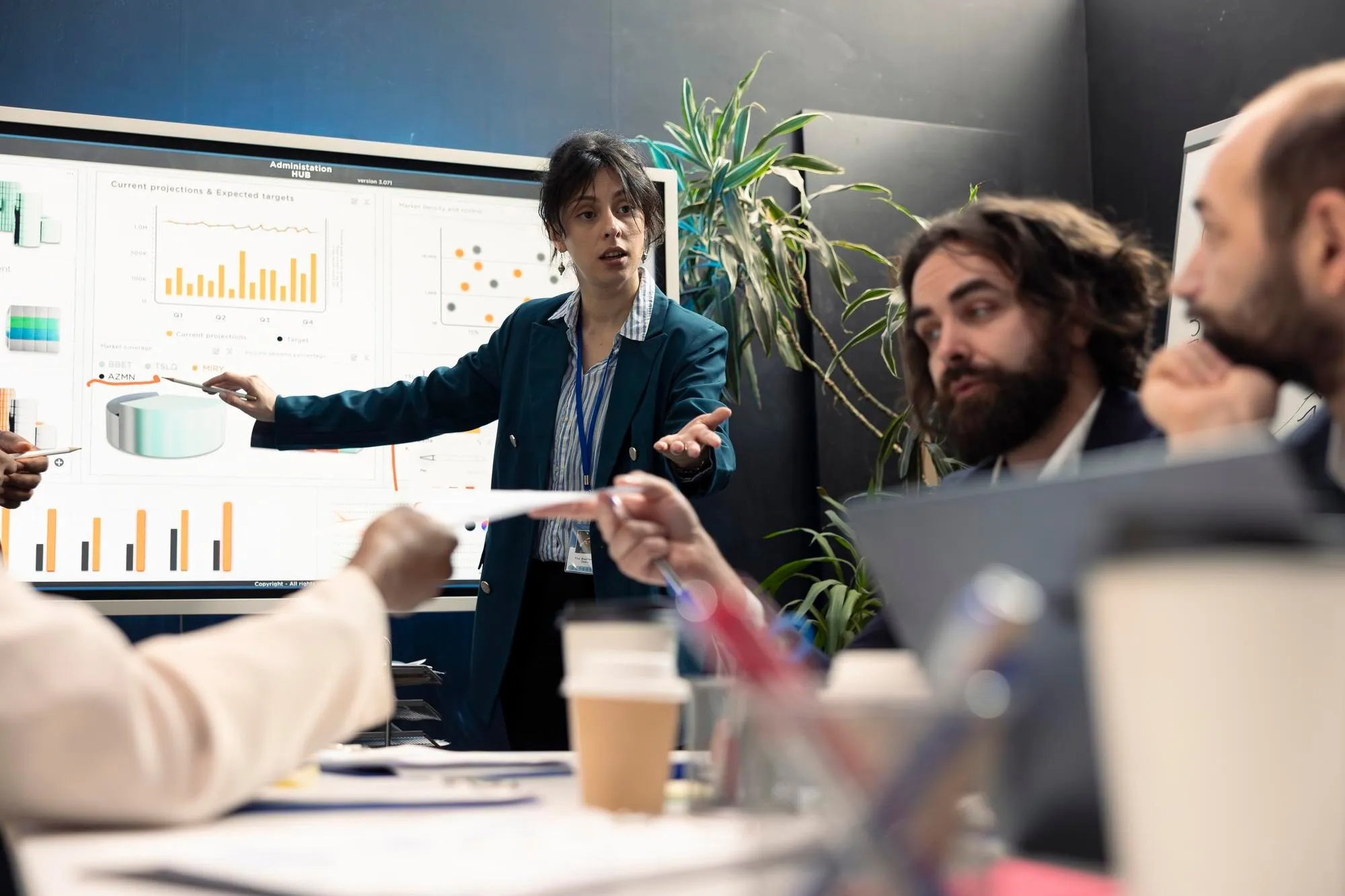 Projektteam bespricht die S/4HANA-Roadmap am Konferenzbildschirm
