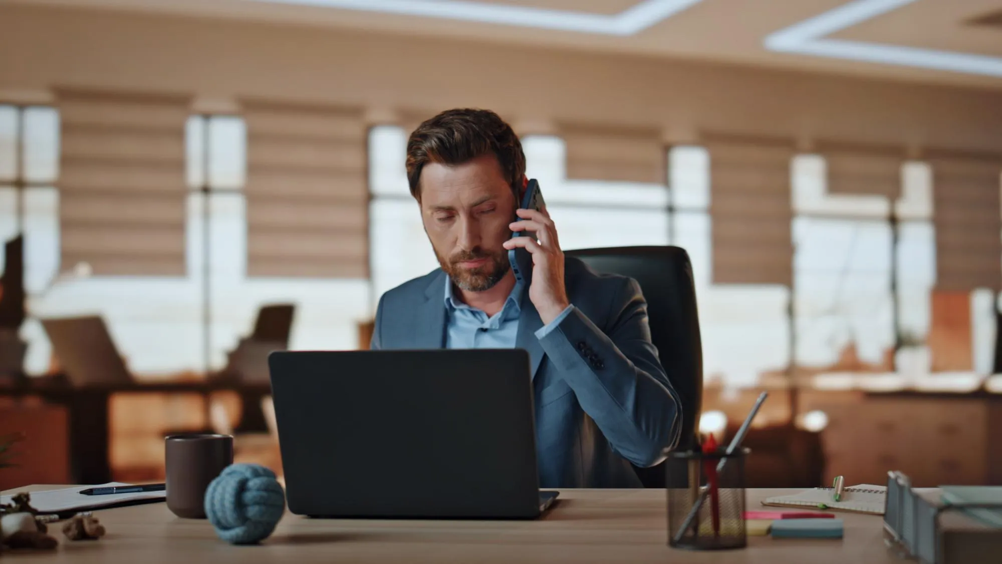 Unternehmer telefoniert am Laptop mit seinem Betreuungspartner