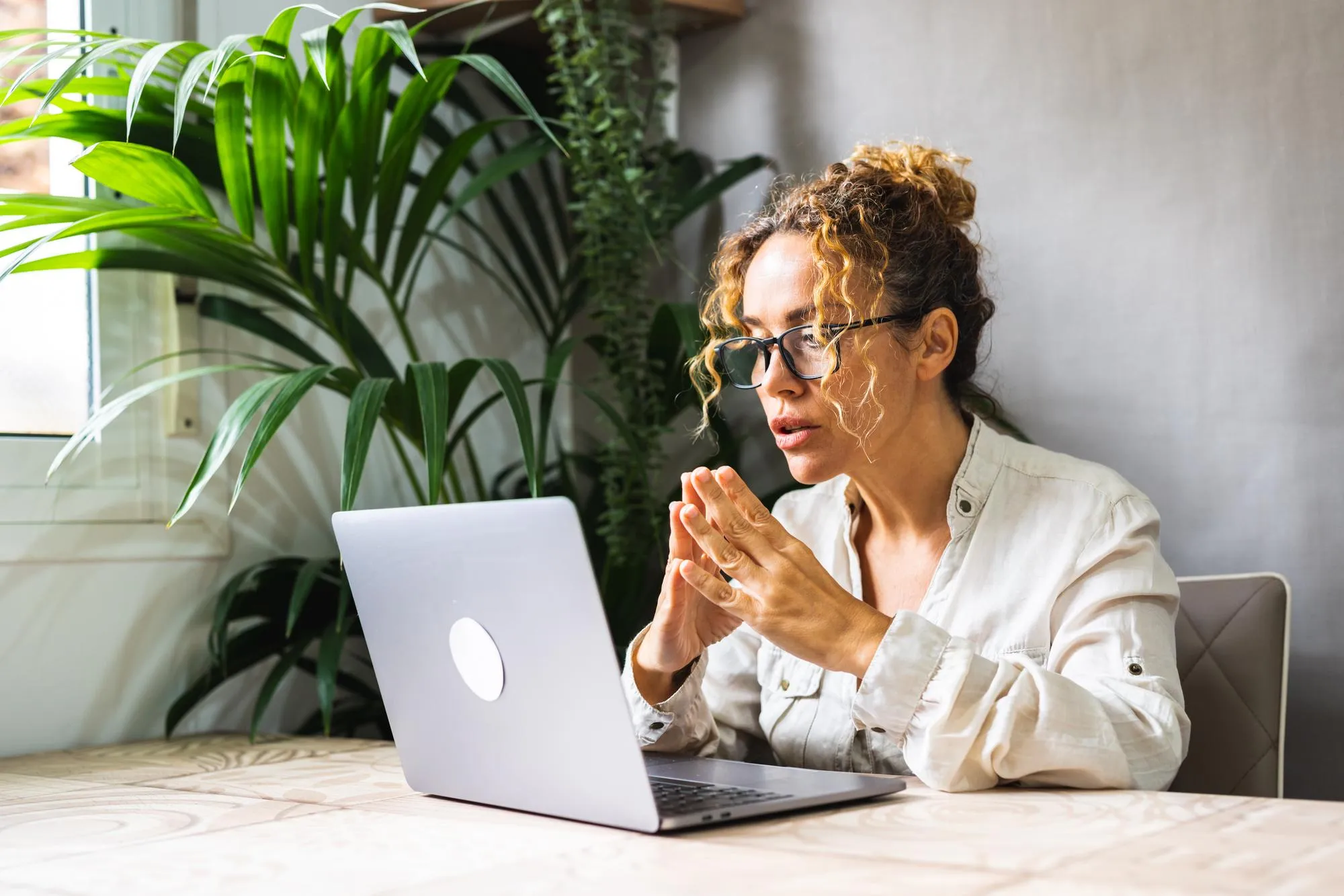 Mitarbeiterin greift aus dem Homeoffice per Laptop auf die Unternehmenssysteme zu