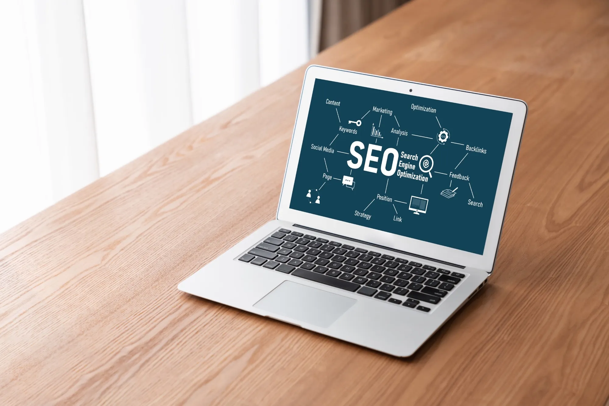Suchmaschinenoptimierung im Überblick: SEO-Bausteine auf dem Laptop-Bildschirm