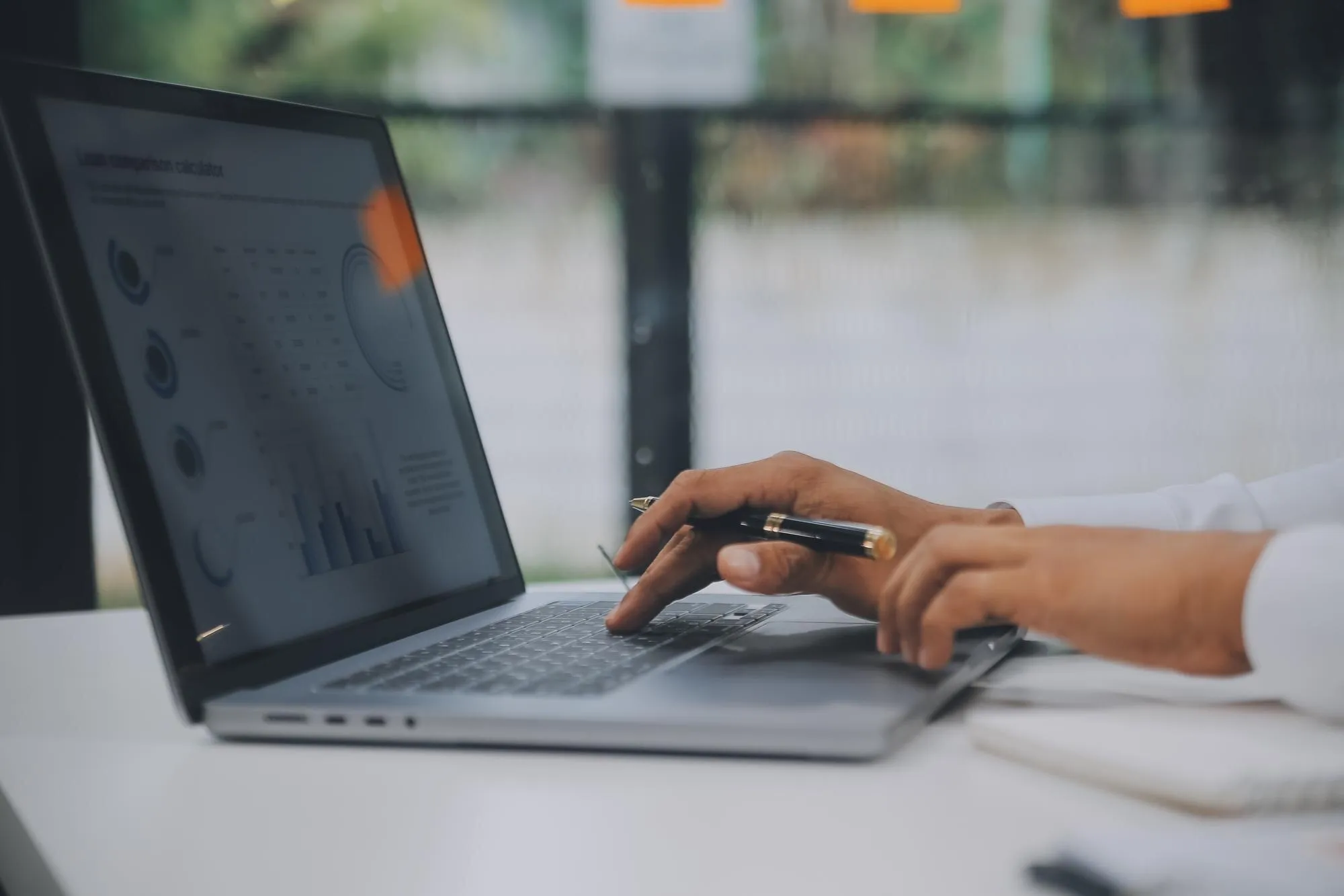 Suchverhalten im Wandel: Nutzer im Dialog mit einem KI-Assistenten am Laptop
