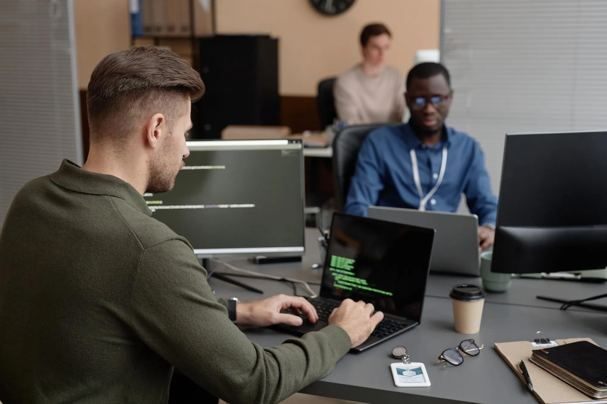 IT-Sicherheitsspezialist bei der Analyse am Laptop