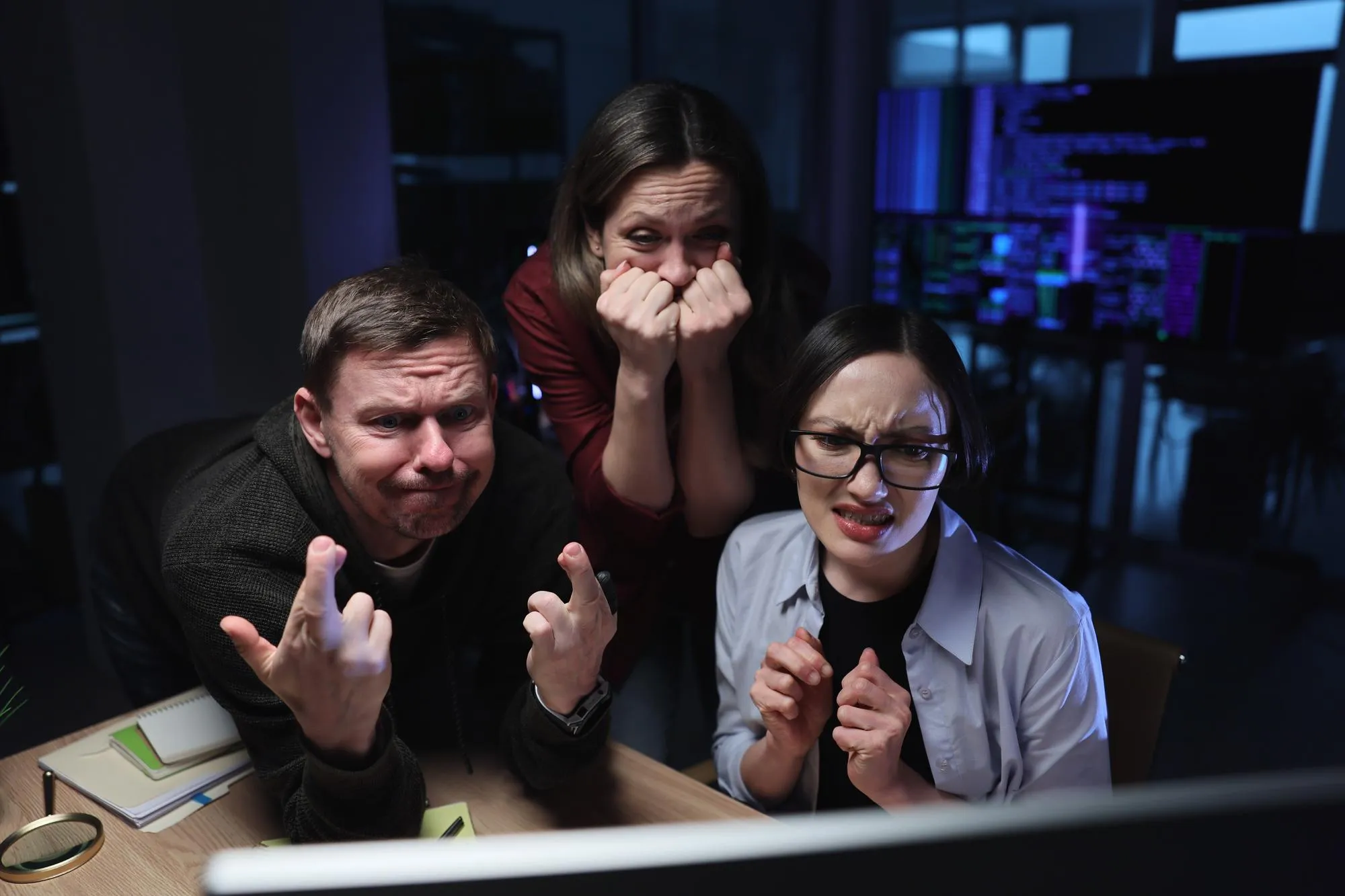 Angespannte Gesichter im IT-Team: ein Sicherheitsvorfall in Bearbeitung