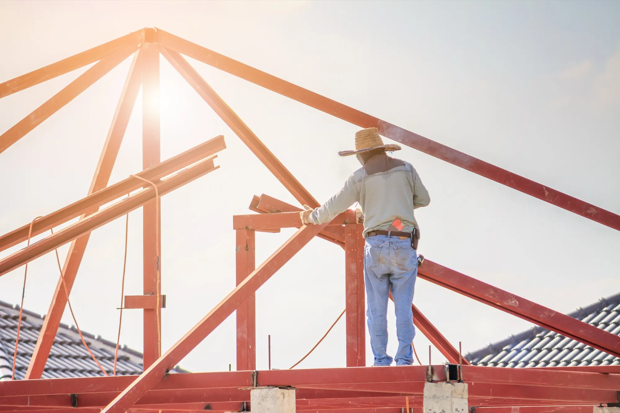 Handwerker bei der Arbeit auf dem Dachstuhl einer Baustelle