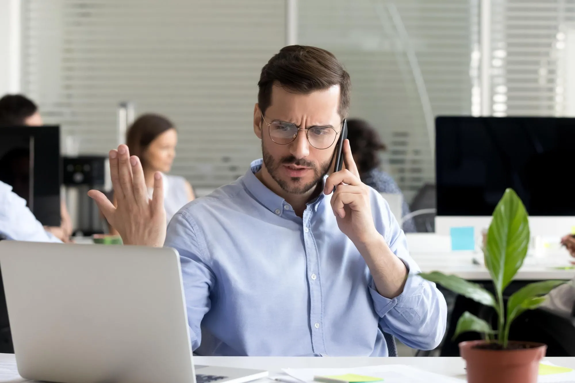 Frustrierter Blick aufs Telefon: Der Betreuer meldet sich nicht zurück