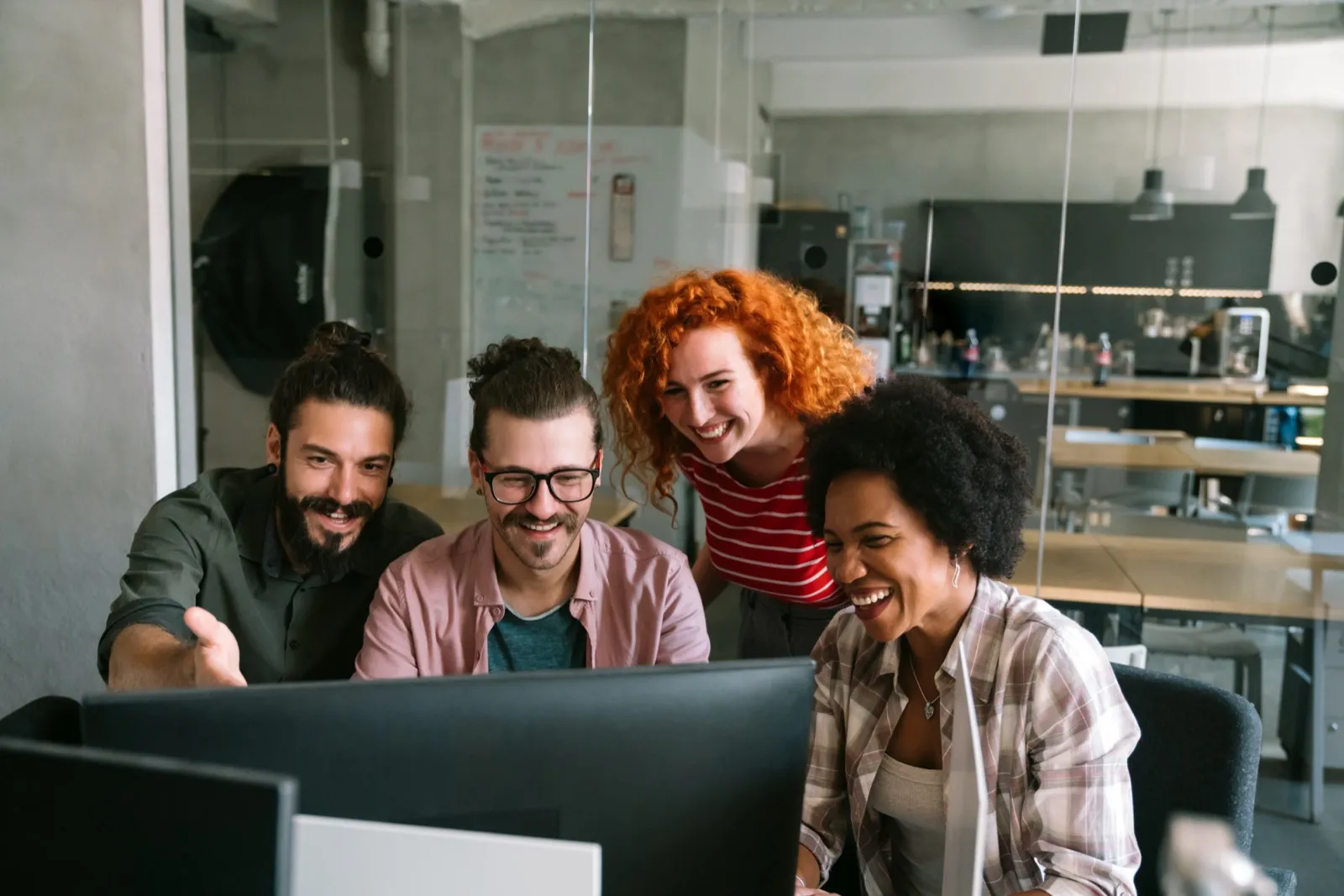 Entwicklerteam arbeitet gemeinsam an einer neuen Anwendung