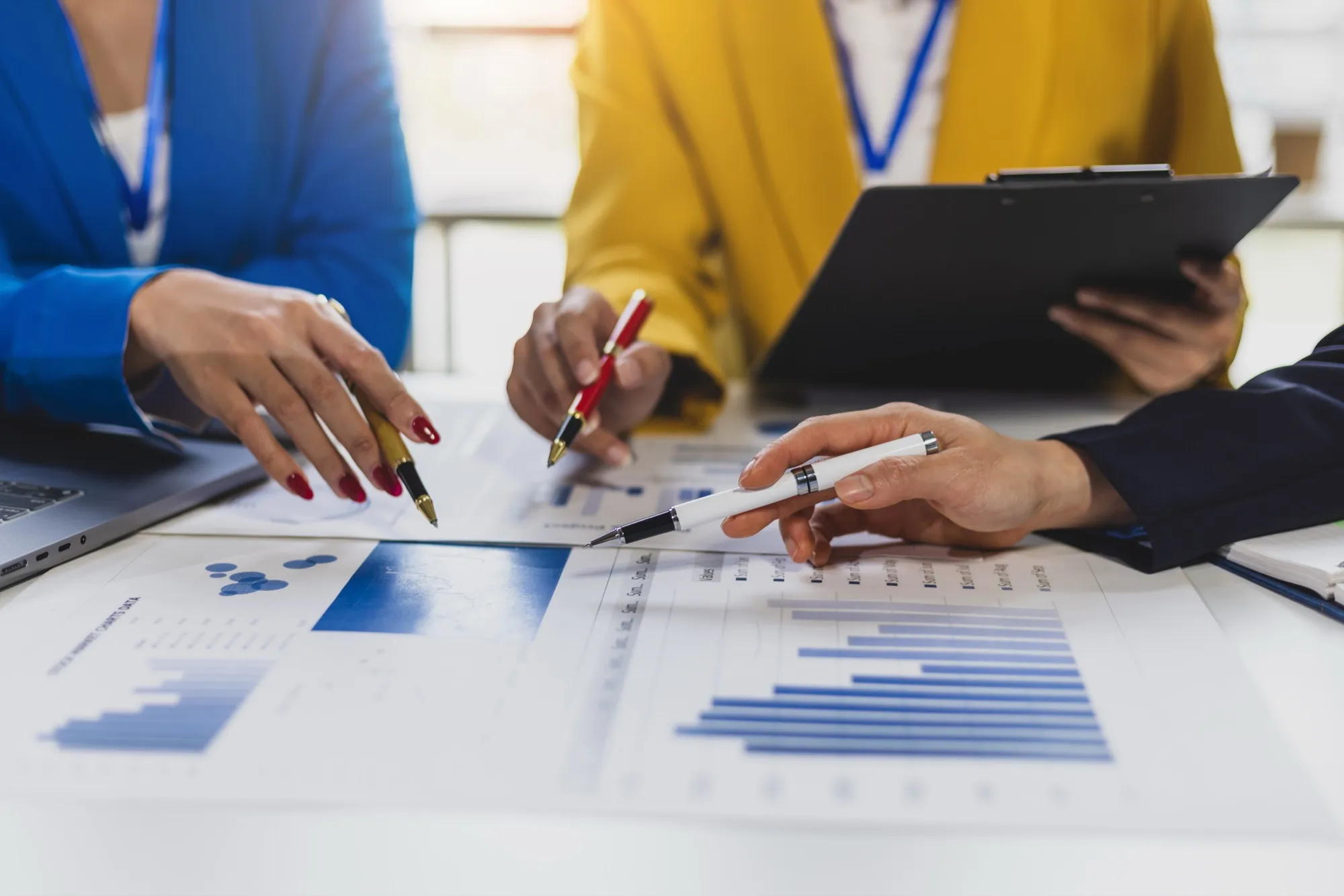 Beraterteam analysiert Projektpläne und Kennzahlen in einer Besprechung