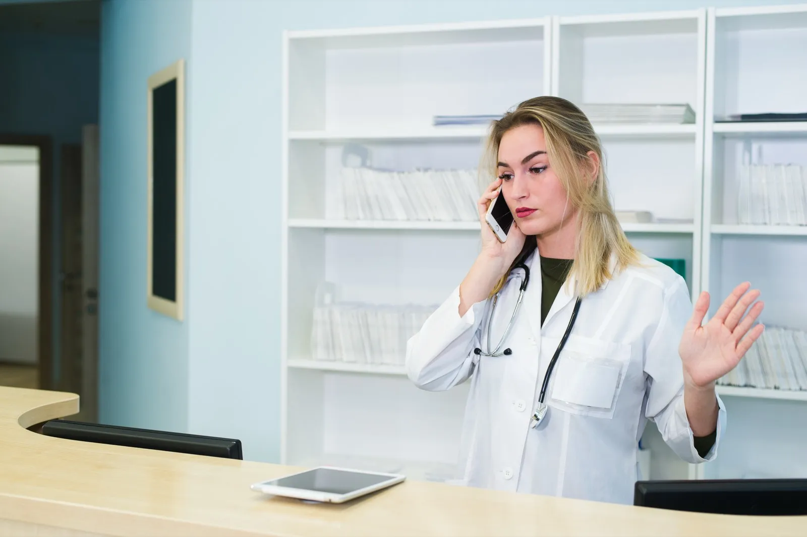 Ärztin am Telefon an der Praxisanmeldung