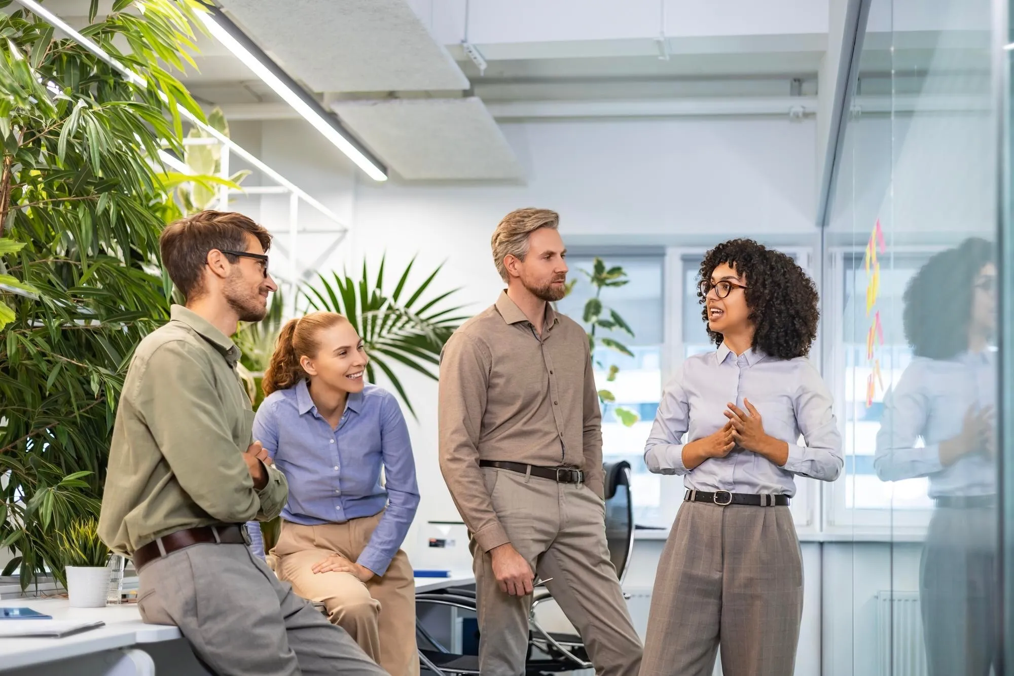 Team von Staufenberg Advisory arbeitet gemeinsam am Laptop im modernen, hellen Büro