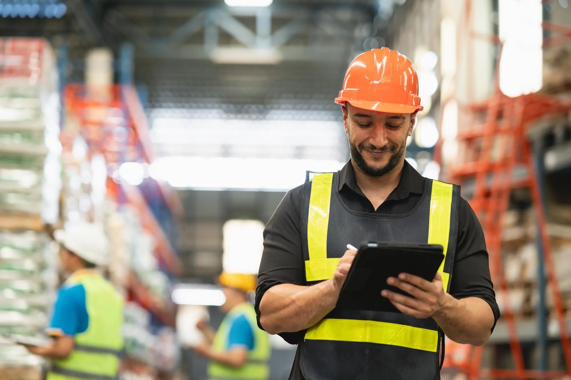 Lagerlogistik mit digitaler Bestandsführung: Mitarbeiter prüft Bestände am Tablet