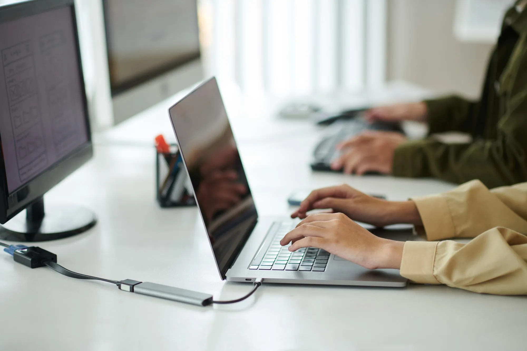 Entwicklerteam programmiert individuelle weclapp-Erweiterungen am Laptop
