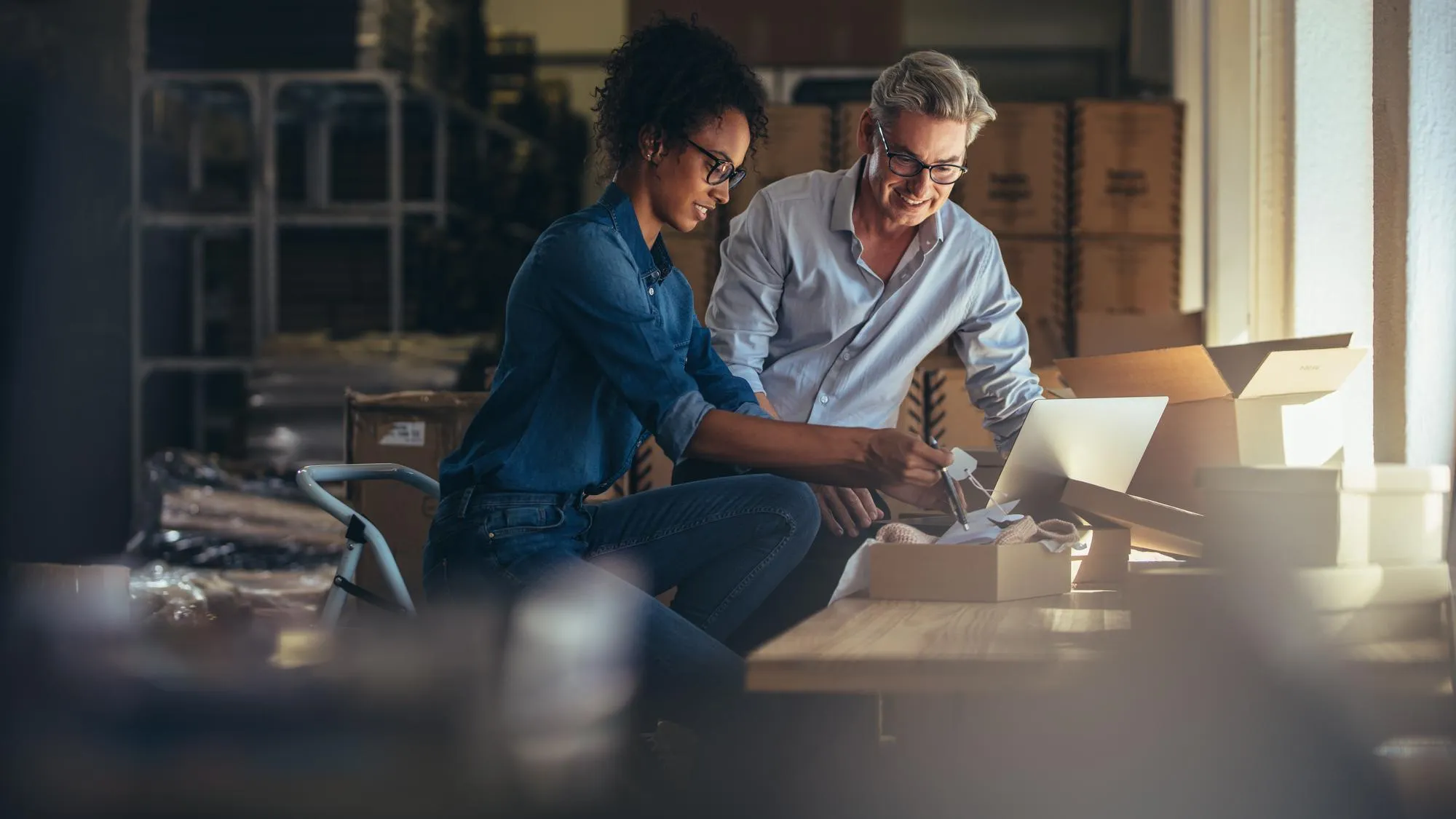 E-Commerce-Team packt Bestellungen für den Versand